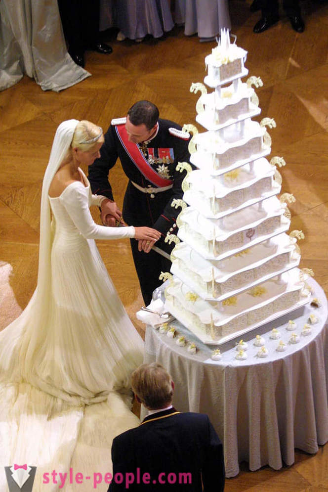 Izbor udaranje kraljevskog vjenčanja kolače