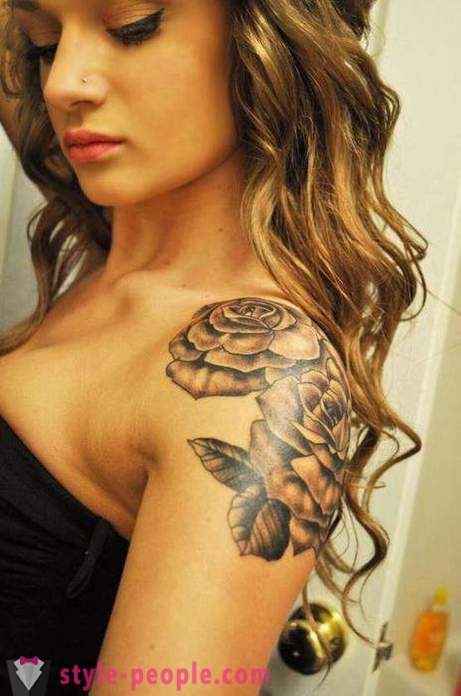 Lijepa tetovaža za djevojčice na ramenu