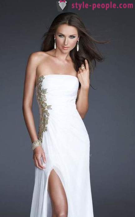 Bijela haljina na podu - stilski odijelo