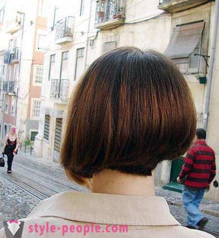 Kratka frizura za ovalno lice (foto)