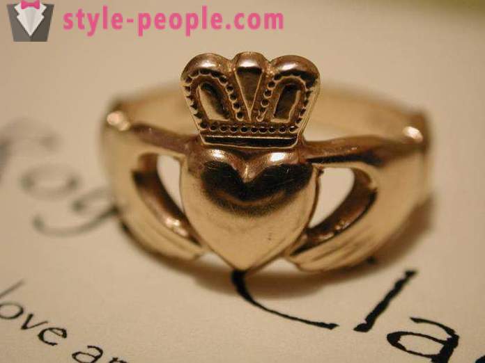 Prsten u obliku krune. Zlato, srebro prsten