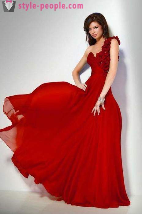 Modni crvena haljina na podu